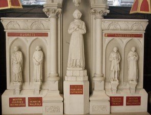 영국의 성녀 마르가리타 클리테로우와 순교자들_photo by Joseph Shaw_Side Altar reredos in the Church of St Wilfrid_York.jpg